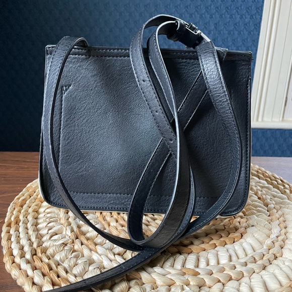 Pixie Mood Shoulder Bag 10/10 Vegan Faux Leather Business Office Zippered Trendy - Picture 3 of 8